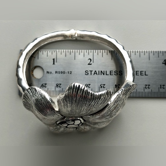 🎉🎉Chunky Silver Tone Flower Bracelet - Picture 7 of 12